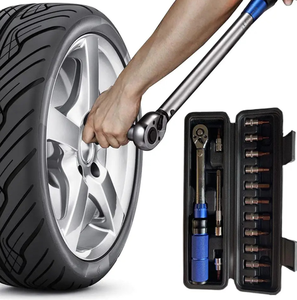 Динамометрический ключ применяет точную силу вращения для точного и безопасного затягивания и ослабления болтов. - Product Image 6