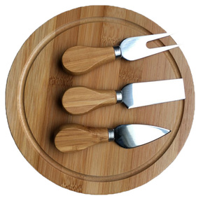 Tabla de Cortar Queso de Bambú con Juego de Tres Cuchillos y Tabla de Cortar Estilo Rústico con una Variedad de Usos - Product Image 4