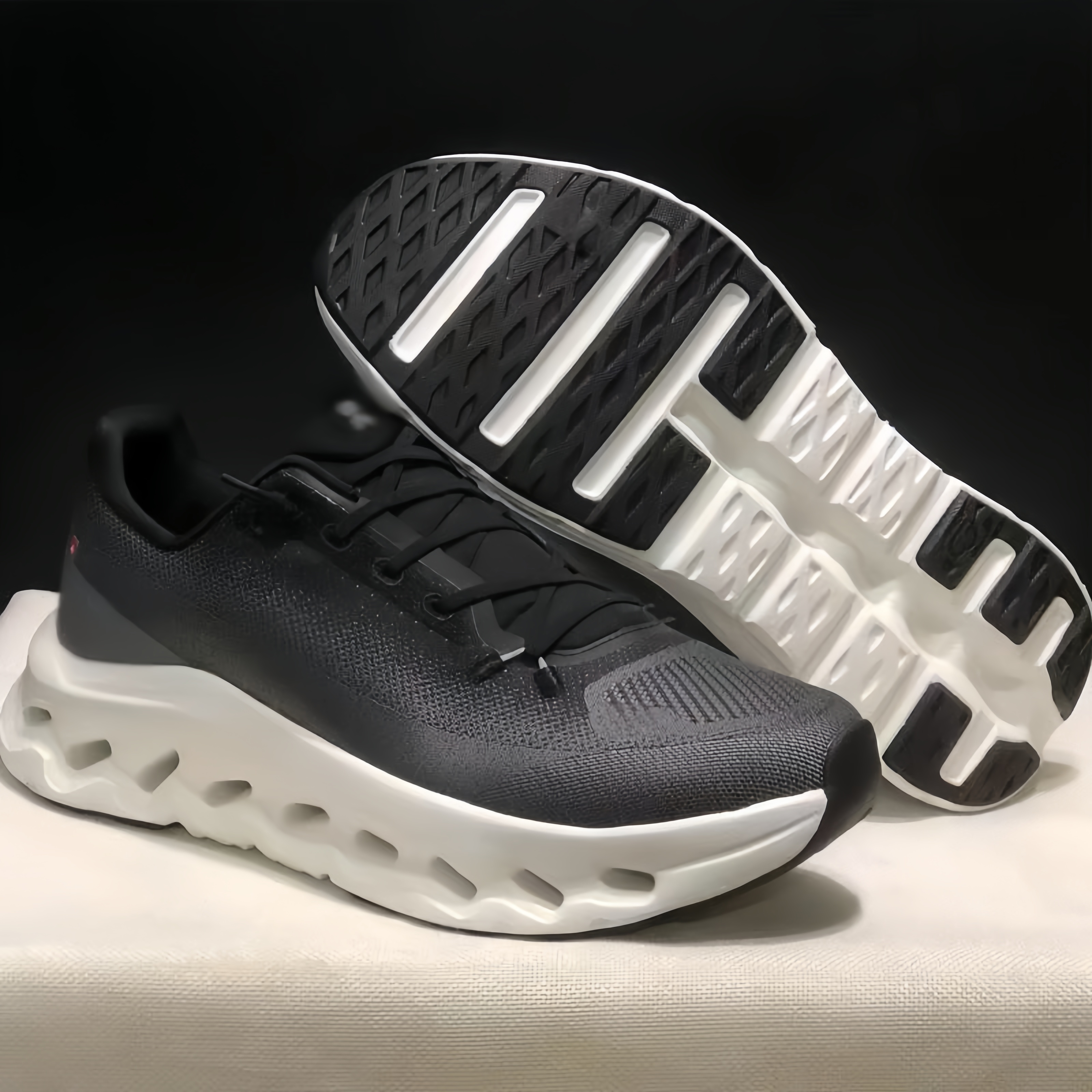 chaussures nuage-noir et blanc
