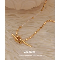 Accessoires de cou pour femmes Bijoux féminins élégants Nœud Design Petites perles naturelles Collier chaîne plaqué or 18 carats pour dames