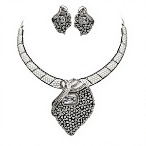 Conjunto de Collar y Pendientes de Cristal Plateado con Pedrería y Rubíes en Corte Pera, Joyería Clásica de Boda para Mujer - Product Image 1
