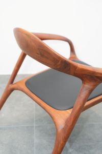 Fauteuil d'appoint moderne en bois de noyer massif avec accoudoirs ergonomiques incurvés, finition naturelle à grain ouvert pour la maison, l'hôtel, PISANO - Product Image 5