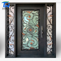 Porte d'entrée principale de villa en fer forgé orné de luxe, double porte, haute sécurité