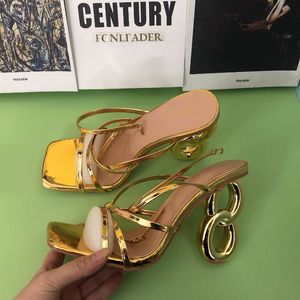 Nouvelles Chaussures Uniques à Talons Carrés Dorés pour Femmes - Product Image 6