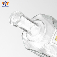 Kustom Logo terukir 750ml persegi kristal Decanter dengan kacamata Set dalam kotak hadiah untuk Whisky Decanter koktail anggur botol