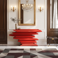 Table console de forme irrégulière unique, table d'entrée, piédestal sculptural décoratif contemporain, support fantaisie en laque rouge, hall d'hôtel