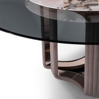 Table de salle à manger moderne de style italien en acier inoxydable avec pieds peu encombrants et plateau en marbre veiné de luxe, idéale pour appartements et hôtels
