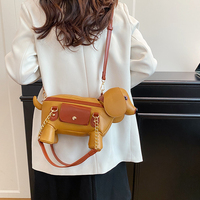 Tas Selempang Wanita Bentuk Anjing Dachshund 3D Unik, Dua Warna PU, Kantong Depan Kancing, Rantai Logam, Tali Lepas Pasang