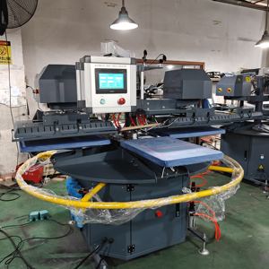 Presse à chaud pour t-shirts avancée avec 4 stations et technologie de sublimation pour une impression rapide en <span class=keywords><strong>grand</strong></span> <span class=keywords><strong>format</strong></span> - Product Image 2