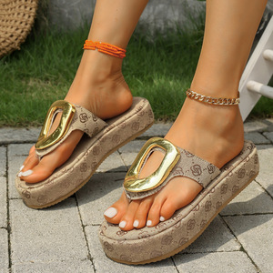Nouvelles sandales de plage décontractées à clip pour femme, modèle été 2026, à bout ouvert et semelle épaisse, style mode pour l'export. - Product Image 3