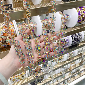Oltre 100 Modelli di Bordura di Strass da Cucire per Decorazione di Indumenti, Borse, Abiti da Sera e da Sposa - Product Image 2