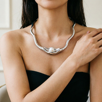 Collier ras du cou en alliage plaqué or 18 carats, martelé irrégulièrement, avec perles d'imitation, bijou fantaisie pour femme