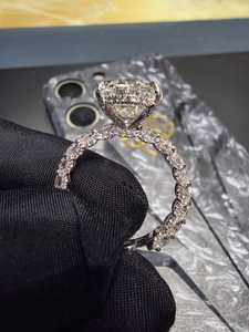 Anillo de Platino de Lujo para Mujer con Detalles de Diamantes, Diseño Contemporáneo y Elegante, Opción de Joyería Perfecta para Compromiso o Aniversario - Product Image 3