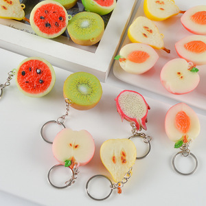 Llaveros de PVC con forma de frutas simuladas, adornos para mochilas, accesorios creativos hechos a mano (manzanas, melocotones, fruta del dragón) - Product Image 1