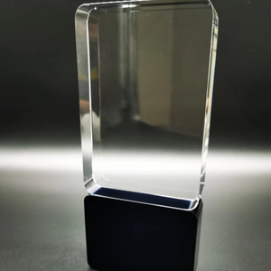 Trofeo de cristal cilíndrico de diseño elegante transparente con diseño de talla de logotipo personalizado a la venta - Product Image 5