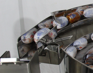 Tuerca Perno Tornillo Hardware Placa de vibración Contador Máquina de embalaje pequeña para pequeñas empresas Máquina de embalaje de bajo costo Sellado trasero - Product Image 5