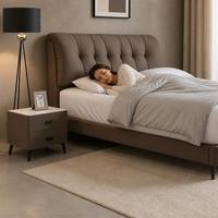 Lit Moderne Minimaliste 2026 en Bois Massif Marron Café avec Tête de Lit Rembourrée à Cannelements Linéaires pour Chambre Parentale de Luxe