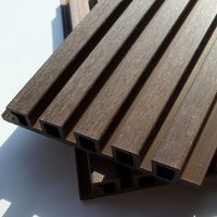 Panel Dinding Eksterior Ubin Kayu WPC Tahan Air Anti Lembab Ramah Lingkungan Tahan Api Desain Modern 5+ Tahun