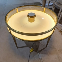 Comptoir de présentation de bijoux rond sur mesure, vitrine circulaire incurvée en verre pour bijoux, table îlot en laiton doré pour montres, boutique