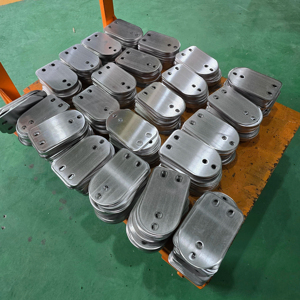 Pièces en tôle découpées au laser sur mesure, vente en gros directe d'usine, pour armoires électriques, boîtes de commande, fabricant OEM ODM - Product Image 1