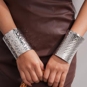 J Fashion Brazalete de Aleación de Zinc de Cara Ancha, Diseño Cóncavo Convexo Abierto, de Alta Gama, Elegante, Unisex, para Fiesta, con Personalidad Exagerada - Product Image 3