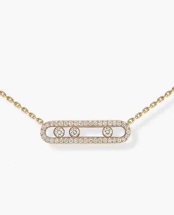 Collar dinámico dorado medio con tres diamantes.