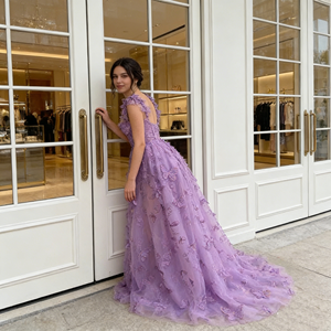 فستان سهرة أنيق بلون الليلك طويل بدون أكمام مع ظهر مفتوح وتطريز دانتيل وفراشات ثلاثية الأبعاد - Product Image 4