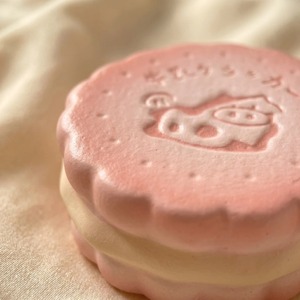 Décoration de bureau portable en forme de sandwich à la crème en forme de vache rose dégradé Kawaii, à rebond lent, douce au toucher, idéale pour la photographie culinaire ou comme cadeau - Product Image 2