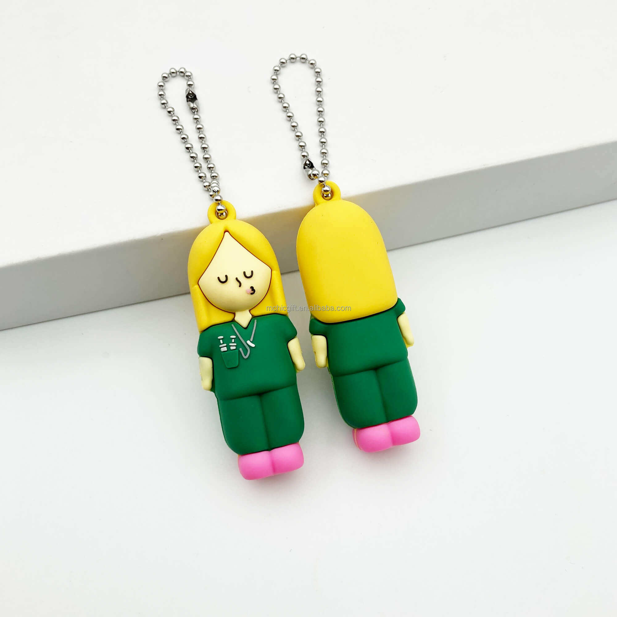 ตุ๊กตาสีเขียวพร้อมสายลูกปัด