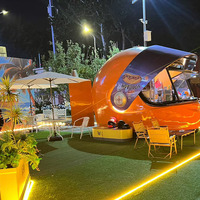 Kiosque à café en aluminium sculpté sur mesure en forme de casque pour extérieur, idéal pour les zones touristiques et les grands food trucks