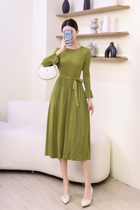 Robe maxi élégante à col en V plissée, écologique, tissée, noire texturée, décontractée pour femmes, en stock - Product Image 4