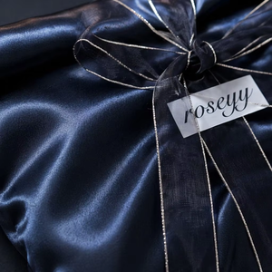 Pochette <span class=keywords><strong>de</strong></span> luxe GXS bleu marine en satin anti-poussière avec nœud en ruban <span class=keywords><strong>de</strong></span> soie pour emballage cadeau, bijoux <span class=keywords><strong>de</strong></span> mariage, <span class=keywords><strong>chaussures</strong></span>, sacs – Vente en gros - Product Image 6