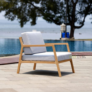 Découvrez le luxe en plein air avec la chaise Ibiza, fabriquée en teck durable, alliant élégance et résistance naturelle pour le jardin. - Product Image 1