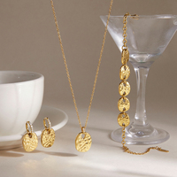 CELES Ensemble de bijoux en or 18 carats et acier inoxydable martelé géométrique avec pièces de monnaie, collier, bracelet, boucles d'oreilles, zircon cubique blanc, hypoallergénique, délicat