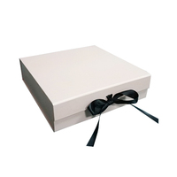 Boîtes cadeaux pour vêtements en carton rigide recyclable avec rabat magnétique blanc de luxe personnalisé, logo personnalisé, forme personnalisée, gaufrage mat Yanam