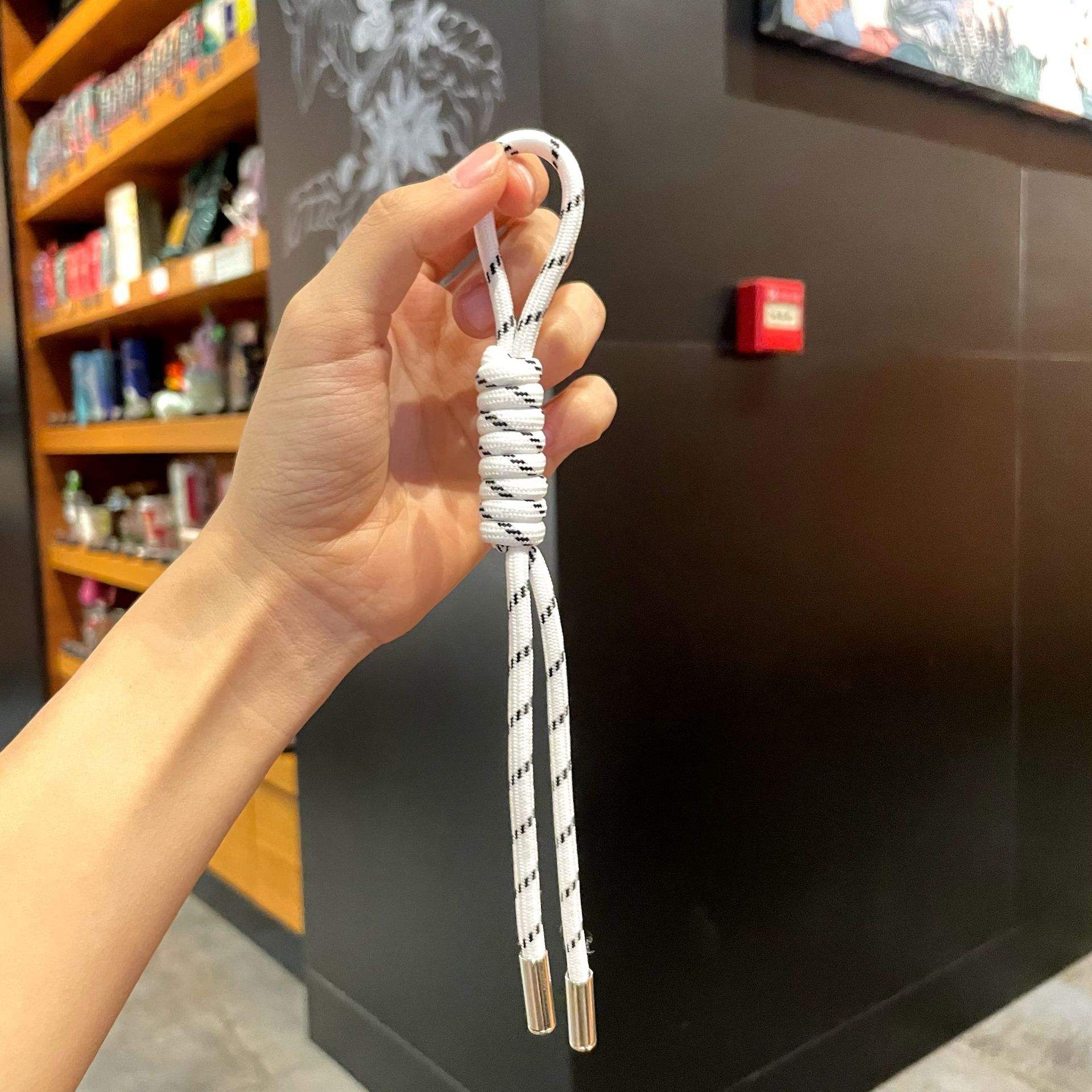 เชือกผูกมัดหัวโลหะ Miu สีขาว