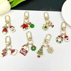 Ensemble de porte-clés émaillés de Noël, breloques mignonnes Père Noël, sapin et flocon de neige avec clip métallique pour décoration de fêtes, vente en gros fabricant - Product Image 1