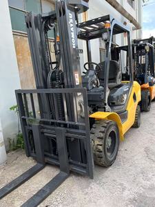 Chariot élévateur contrepoids diesel 4x4 neuf à faible nombre d'heures, capacité 300 kg, pour utilisation assise en intérieur et sur sols difficiles, idéal pour la construction. - Product Image 4