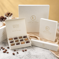 Boîte de luxe personnalisée en feuille d'or pour l'emballage de chocolats, desserts et bonbons, avec finition UV et gaufrage
