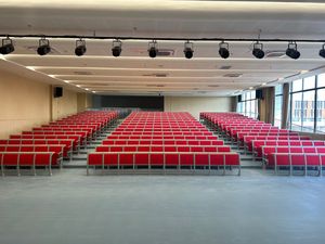 เก้าอี้เรียนแบบมีบันไดสีแดงทันสมัย โต๊ะเขียนหนังสือแบบมีที่นั่งติดตั้งถาวร ทนทาน เหมาะสำหรับห้องบรรยายในมหาวิทยาลัย - Product Image 5