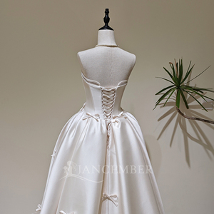 Robe de mariée formelle LY157 moderne et élégante, col bateau, traîne chapelle, en dentelle, sans bretelles, avec fleurs et cristaux pour femme - Product Image 5