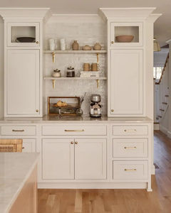 Cucina Vermont su Misura in Stile Moderno Farmhouse, Bicolore Bianco e Legno Scuro, Isola con Ante in Vetro, Maniglie Dorate, Piano in Marmo - Product Image 4