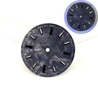Impression de logo sur mesure sur disque de montre avec texture carbone, cadran de montre avec luminescence verte dans le noir pour montre.