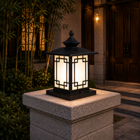 Lampe de poteau extérieure moderne avec verre givré et cadre géométrique décoratif