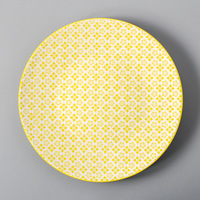 Assiette de présentation ronde en porcelaine rouge à motif géométrique en treillis sous glaçure pour la décoration de table à la maison et au restaurant