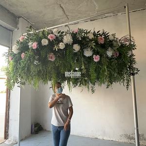 ترتيب زهور اصطناعية وأوراق خضراء معلقة دائرية لتزيين السقف في حفلات الزفاف - Product Image 1