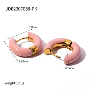 Boucles d'oreilles créoles populaires et mignonnes en or 18 carats avec émail - Product Image 6