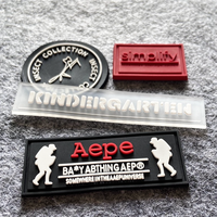 Étiquettes en Caoutchouc PVC Souple 3D en Relief Personnalisées en Gros, Patchs en Caoutchouc à Logo Transparent pour Vêtements par les Fabricants