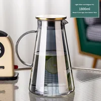 Vente en gros de pichet d'eau froide triangulaire en verre de style américain à haute teneur en borosilicate de conception simple résistant aux hautes températures