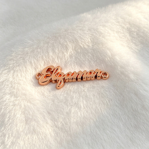 Étiquettes de logo en métal personnalisées pour créateurs, plaques de marque gravées et polies pour vêtements - Product Image 3
